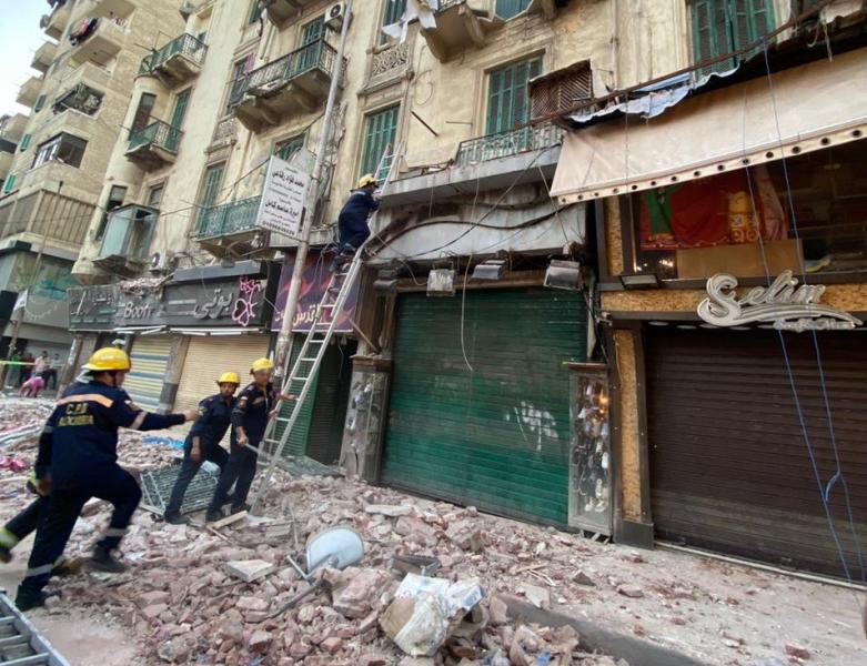 محافظ الأسكندرية يوجه جميع الأجهزة المعنية بالتواجد في مكان حادث انهيار عقار باكوس