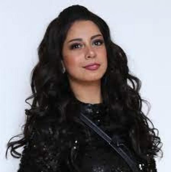 فنانة شابة تفاجئ جمهورها وتخلع الباروكة على الهواء مباشرة