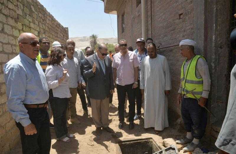محافظ أسيوط يشهد بدء تشغيل وصلات الصرف الصحي المنزلية بقريتي درنكة ودير درنكة