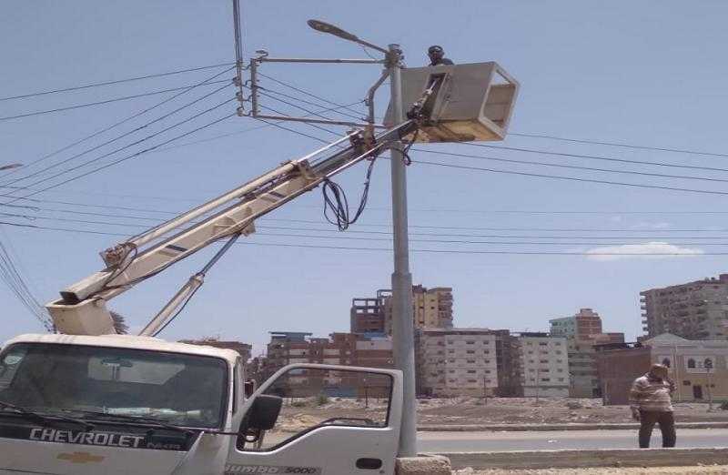 إصلاح كشافات إنارة معطلة في «كفرالزيات» بالغربية