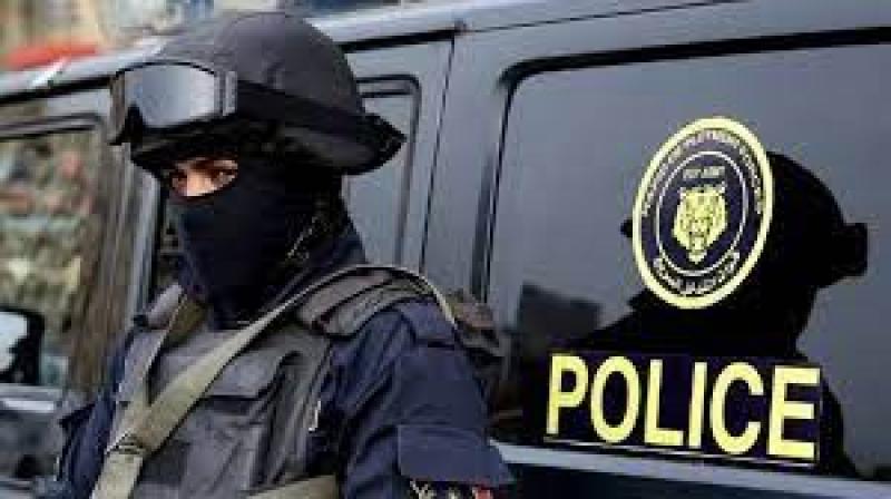 عدد من الأشخاص يعتدون بالضرب على والدتهم والأجهزة الأمنية تتبع الفيديو