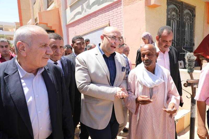 محافظ بني سويف يتفقد القوافل التوعوية والطبية والثقافية ضمن حياة كريمة.. صور