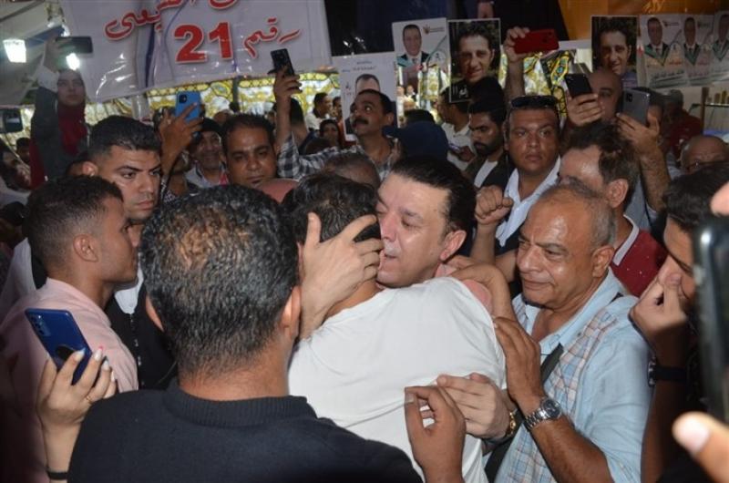 طبل ورقص ومزمار بلدي.. مصطفى كامل يحتفل بفوز الفنان أحمد العيسوى في انتخابات الموسيقيين