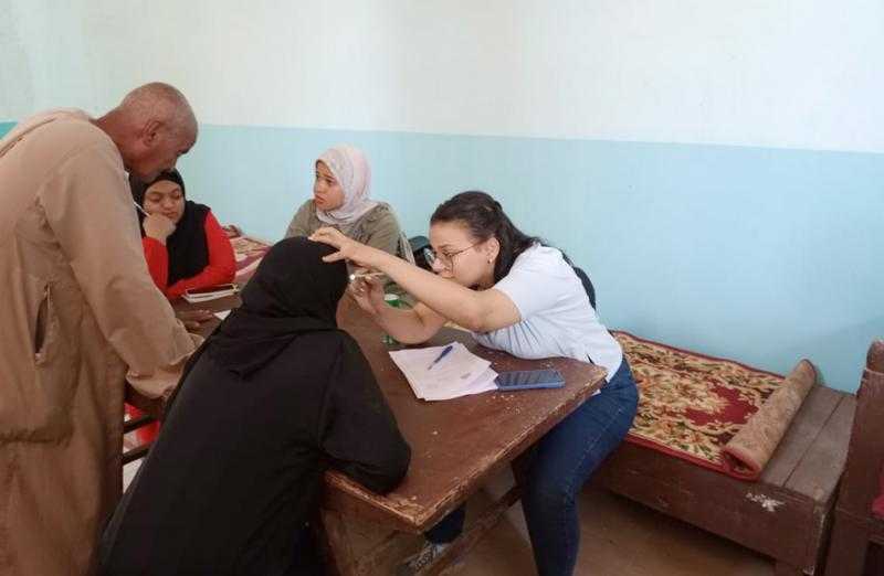 الكشف على 609 مواطنين في قافلة جنوب الوادي بمركز قفط | صور