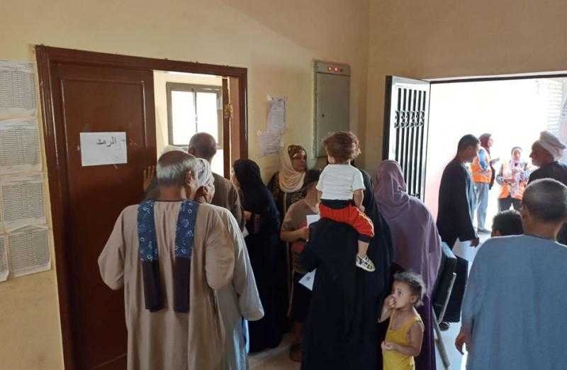 الكشف على 958 مواطنا بقافلة جنوب الوادي في قرية البرارة بنجع حمادي