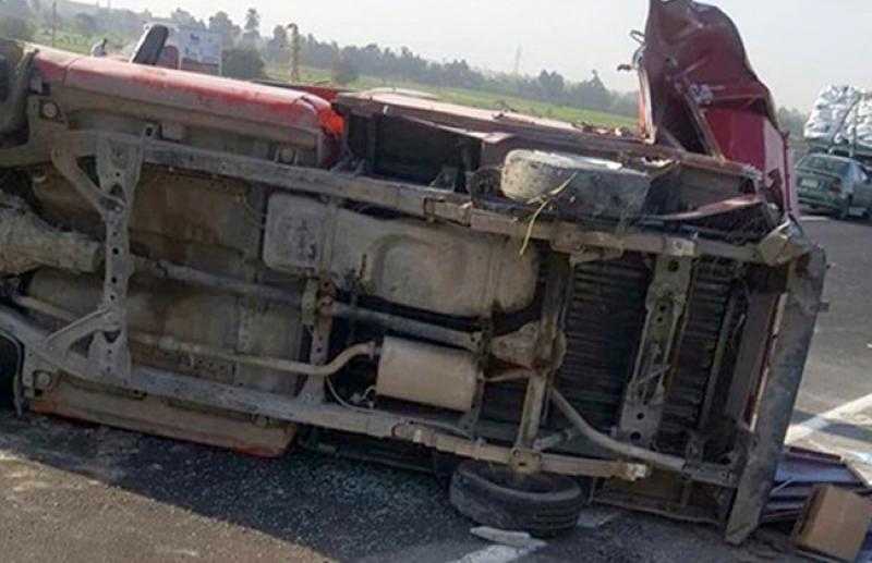 انقلاب سيارة محملة بالمبيدات الزراعية على الطريق الصحراوي الشرقي في سوهاج