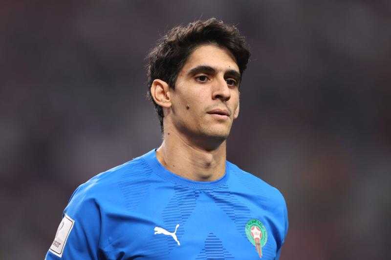 الحارس ياسين بونو يوقع على عقود انضمامه إلى الهلال السعودي