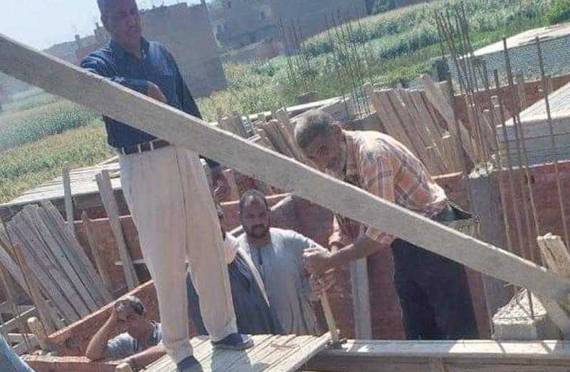 إزالة 4 حالات تعدٍ بالبناء المخالف في مركز طهطا