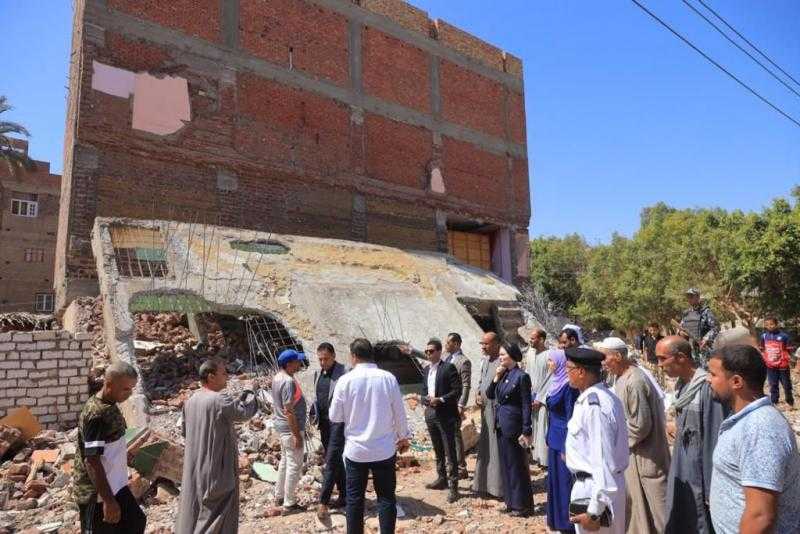النيابة الإدارية تعاين موقع العقار المنهار بأخميم
