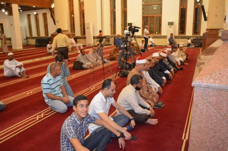 صيانة كشافات وأعمدة الإنارة في مناطق بحي أول المحلة