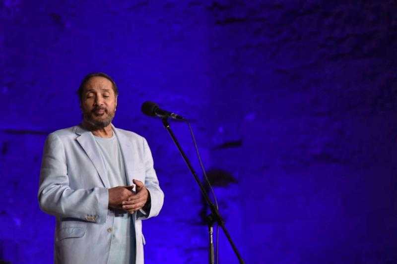 علي الحجار يكشف كواليس تتر «بوابة الحلواني» على مسرح مهرجان القلعة