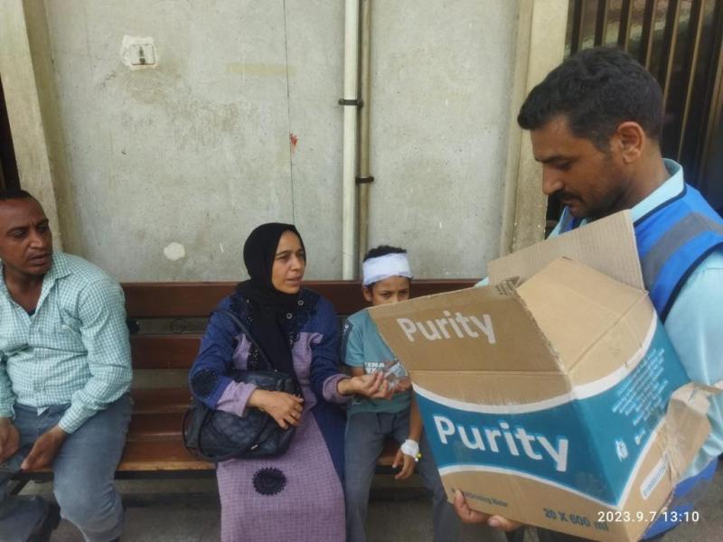 «حياة كريمة» توزع 2000 زجاجة مياه معدنية على المرضى بمستشفيات جامعة أسيوط