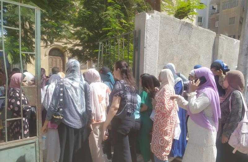 المئات يتوافدون على مكاتب الشهر العقاري بسوهاج لتوثيق توكيلات للرئيس السيسي