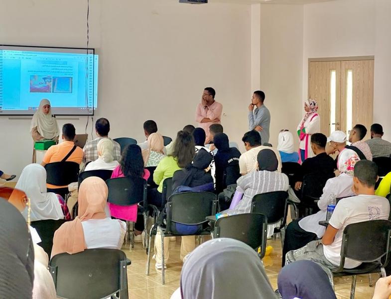 طلاب تكنولوجيا الصناعات الخشبية بجامعة طيبة التكنولوجية يناقشون التدريبات الصيفية.. صور