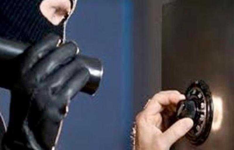 حبس متهم بسرقة خزينة من داخل فيلا في التجمع الأول