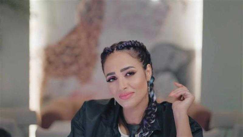 ”عاملة عبيطة” أولى أغاني الميني ألبوم لـ رنا سماحة