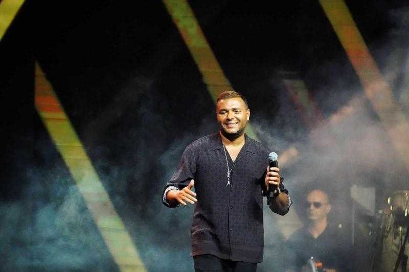 رامي صبري من داخل الطائرة أثناء رحلته إلى دبي رفقة شقيقته