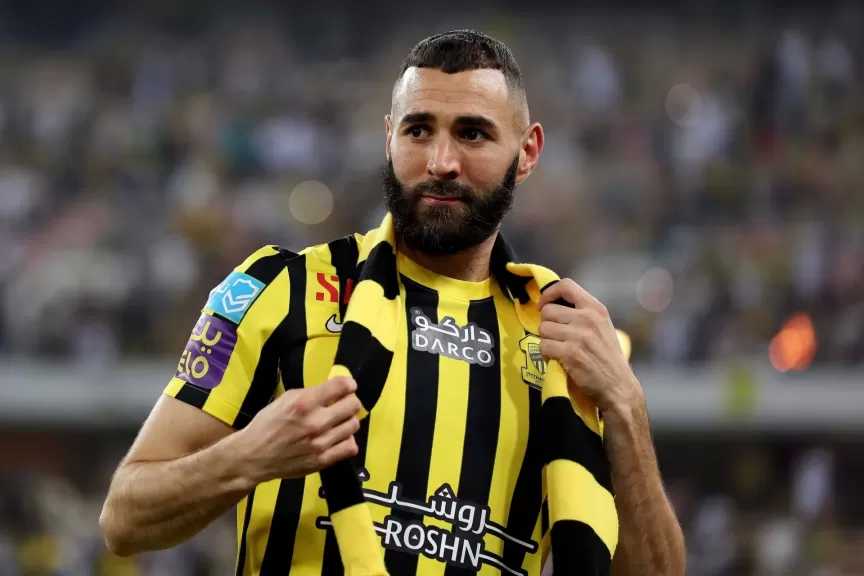 كريم بنزيما يخطف أنظار جماهير الهلال السعودي