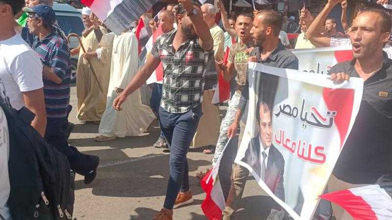 حشود من المواطنين في ميدان الساعة بقنا للتضامن مع الشعب الفلسطيني ورفض العدوان