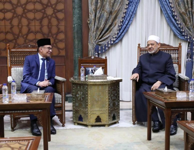 شيخ الأزهر يلتقي رئيس وزراء ماليزيا ويناقشان سبل تعزيز التعاون العلمي والدعوي