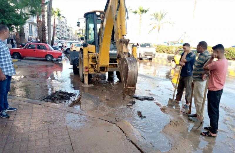 إصلاح كسر ماسورة مياه بـ”كورنيش البحر” في الإسكندرية | صور