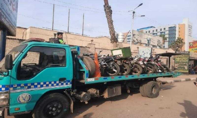 رفع 51 سيارة ودراجة نارية متروكة ومتهالكة من الشوارع بحملات مرورية