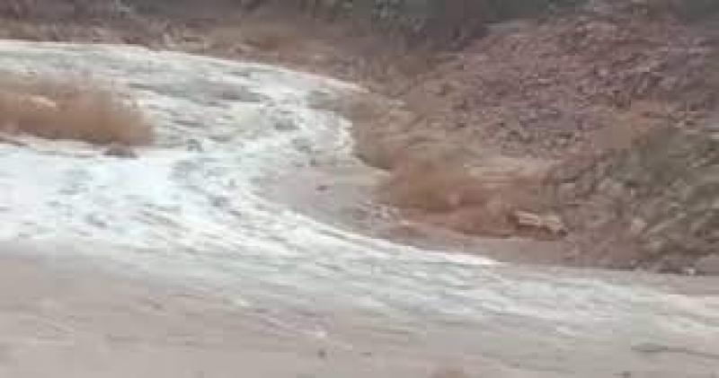 بسبب سيول البحر الأحمر..توقف حركة المرور بطريق سفاجا-قنا بالاتجاهين