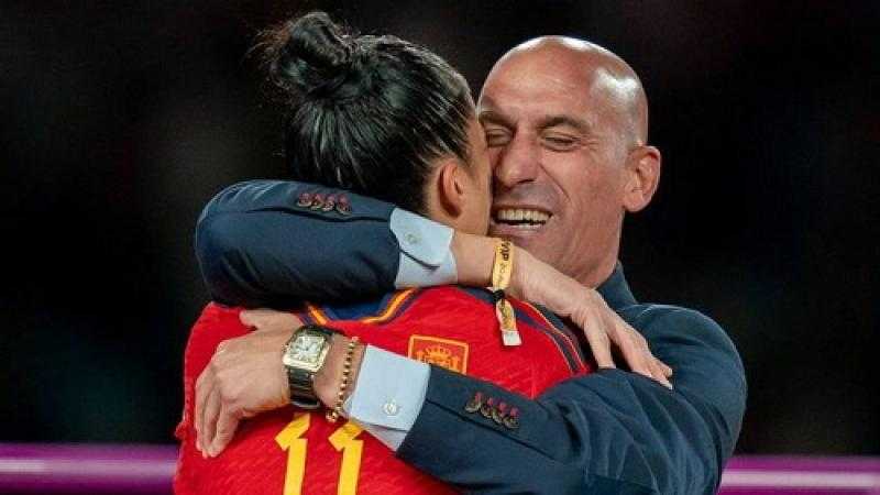 «فيفا» يوقف روباليس لمدة 3 سنوات بسبب «قبلة هيرموسو»