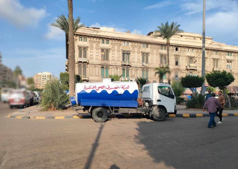 انتشار سيارات الصرف بشوراع وميادين الإسكندرية تحسبا لهطول الأمطار