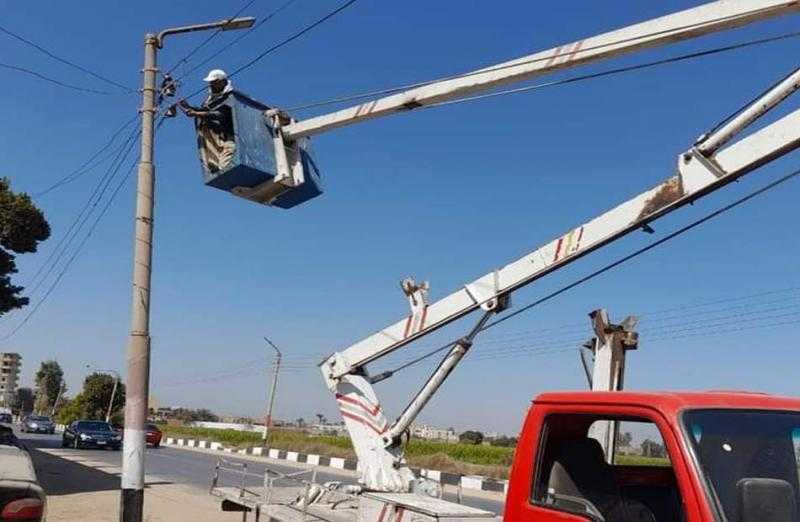 حملة صيانة لكشافات الإنارة بطرق وشوارع فى قطور بالغربية