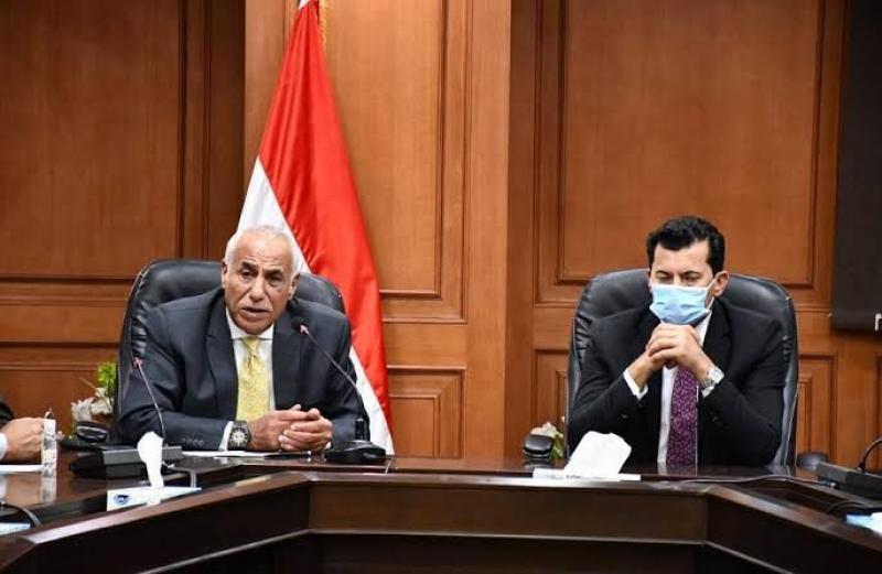 وزير الرياضة ورئيس الزمالك يزوران العامري فاروق في المستشفى