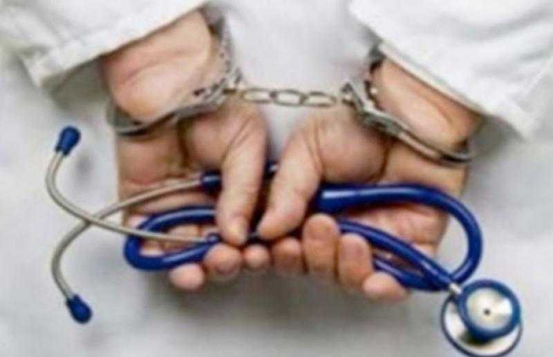 تاجر توريدات ينتحل صفة طبيب ويدير عيادة في الوراق.. والنيابة تقرر حبسه
