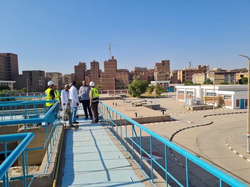 رئيس مياه سوهاج يتابع العمل بمحطات مياه الشرب والصرف الصحي بجرجا والبلينا