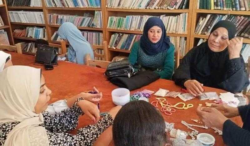 سيدات إسنا بقرى حياة كريمة تنظم ورش عمل لتعليمهن حرف الإكسسوار.. صور
