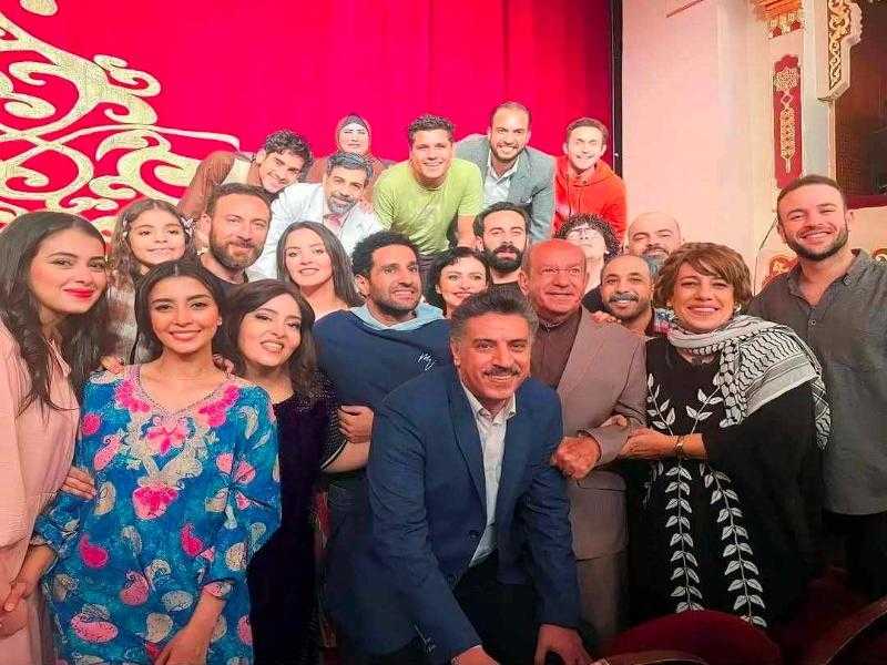عابد عناني مع لطفي لبيب وسط أبطال مسرحية ”الحفيد”