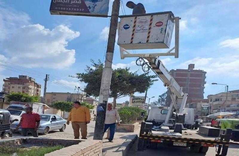إزالة الإعلانات المخالفة من شوارع المنتزه بالإسكندرية