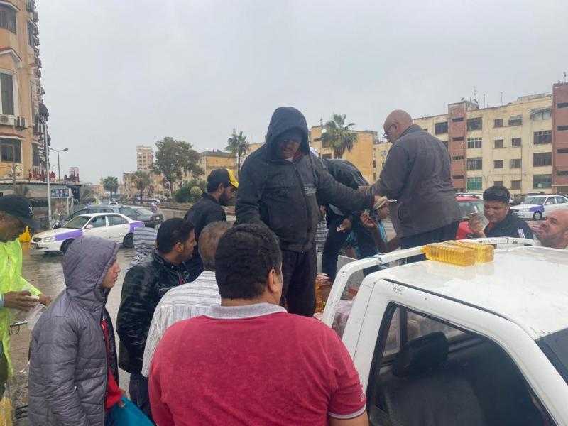 استمرار تطبيق مبادرة المنافذ المتحركة لبيع السلع بأسعار مخفضة في بورسعيد.. صور