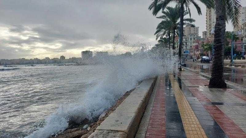 الأمواج خرجت للكورنيش.. الطقس المضطرب يواصل ضرب الإسكندرية | صور