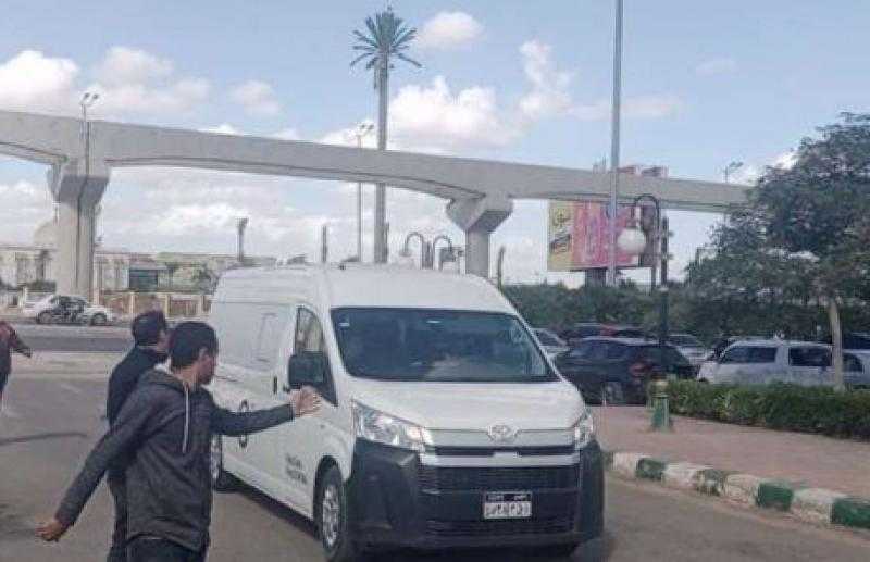 وصول جثمان طارق عبد العزيز إلى مسجد الشرطة بحضور نجوم الفن