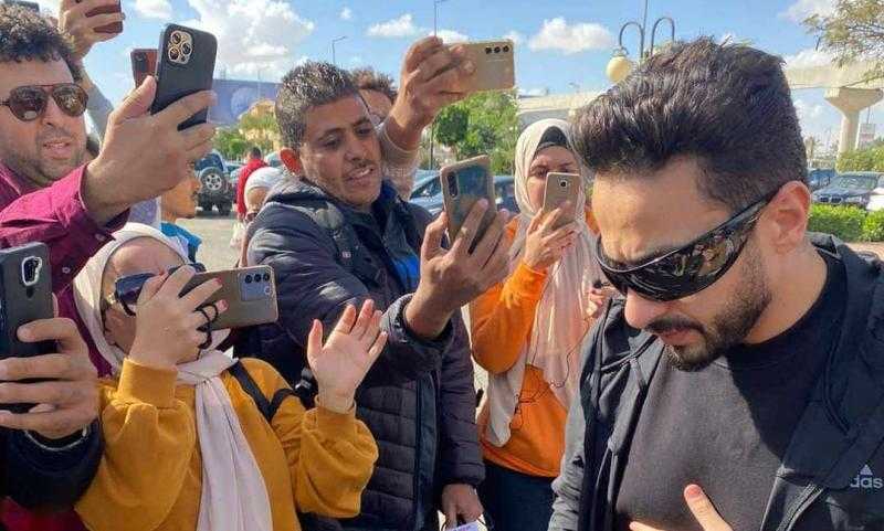 استمرار توافد نجوم الفن لأداء صلاة الجنازة على جثمان الراحل طارق عبد العزيز| صور