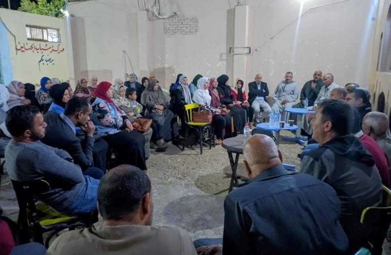 رئيس حي الجناين في السويس يستعرض جهود ”حياة كريمة”