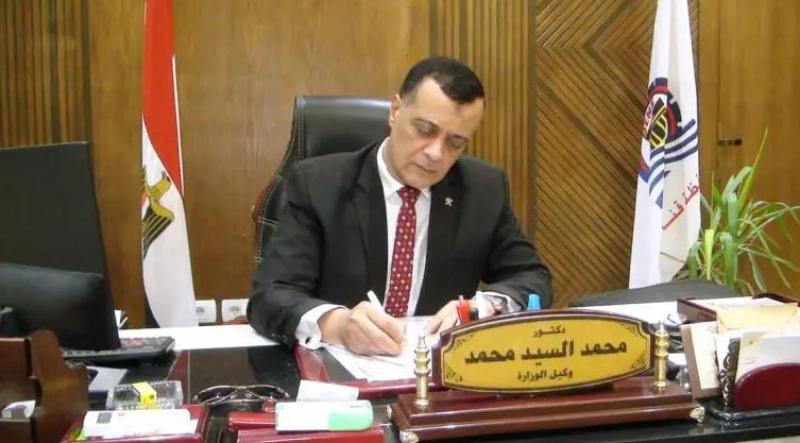 وكيل تعليم قنا يحيل مدير مدرسة للشئون القانونية لتقصيره في غلق أبوابها