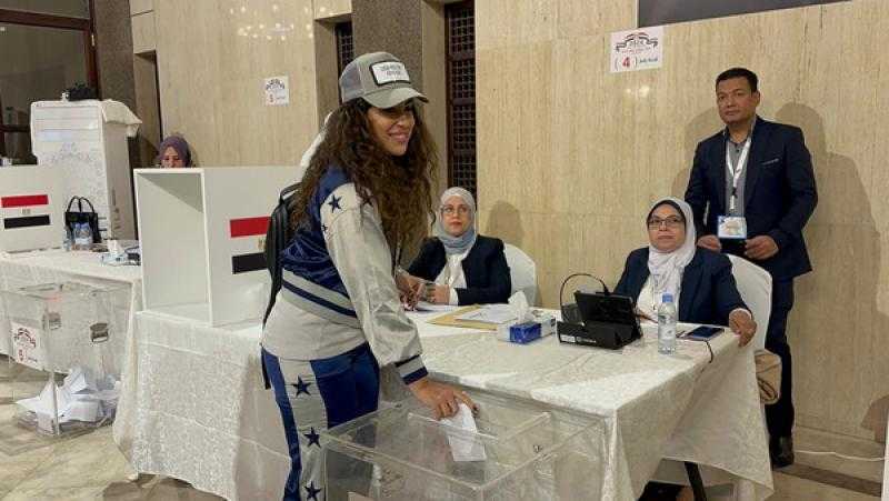 آيتن عامر تدلي بصوتها في انتخابات الرئاسة بالسعودية