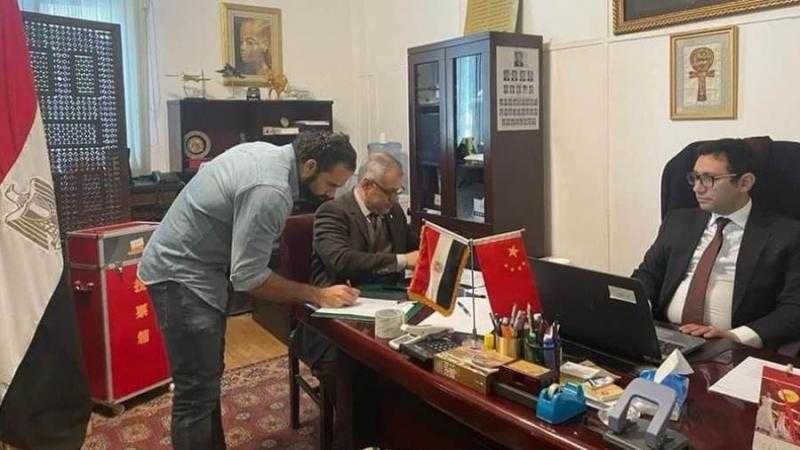 سفير مصر ببكين: استمرار توافد أبناء الجالية للإدلاء بأصواتهم وسط أجواء وطنية