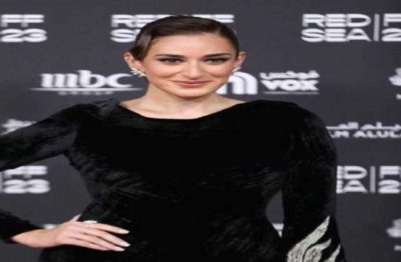 أمينة خليل تبهر الجمهور بفستان أسود في مهرجان البحر الأحمر