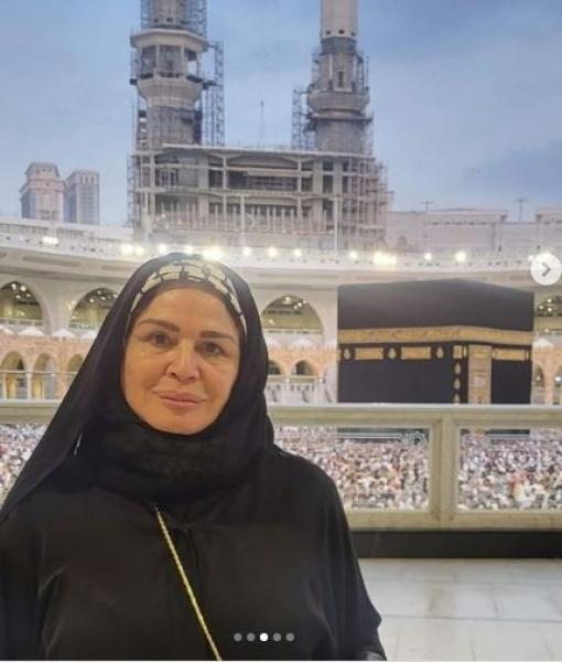 إلهام شاهين بصحبة هالة سرحان أثناء مناسك العمرة