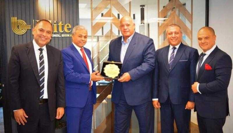 بنك قناة السويس يكرم البطل الدولي محمد رشوان فى مركز العملاء المميزين «Elite»