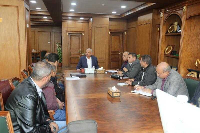 محافظ السويس يطالب رؤساء الأحياء ومسئولي التموين بضبط ومراقبة الأسعار