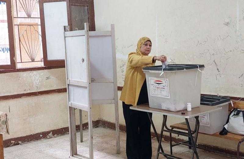 نقيب التمريض تُدلي بصوتها في الانتخابات الرئاسية بالجيزة |صور
