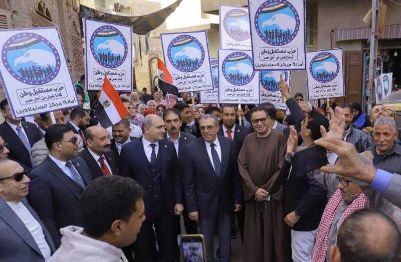 رئيس زراعة النواب يتقدم مسيرة حاشدة من أهالي قريته للتصويت بالانتخابات الرئاسية